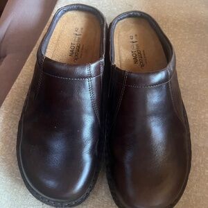 NWT Ugg size 42 brown nato clogs